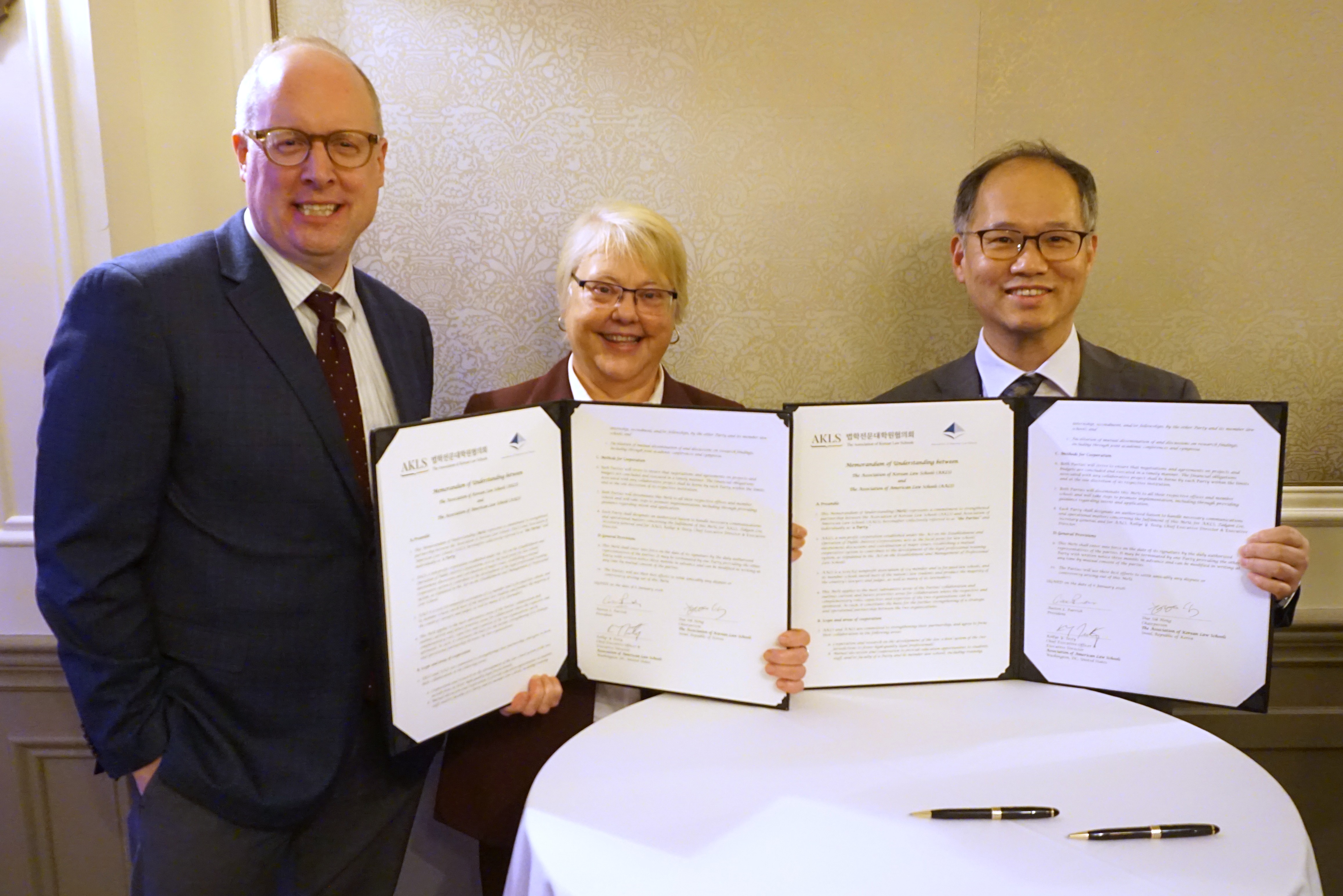 법학전문대학원협의회(AKLS)–미국 로스쿨협의회(AALS) 업무협약(MoU) 체결 사진.JPG
