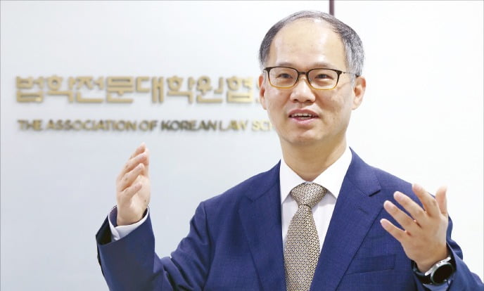 [한국경제신문] 홍대식 신임 이사장 